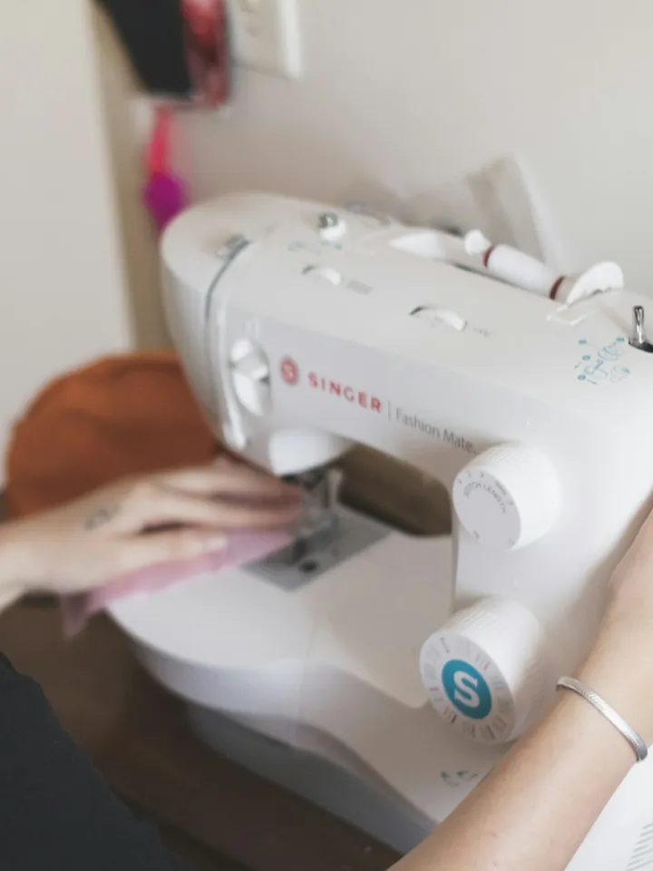 Mãos de uma costureira trabalhando na máquina (foto ilustrativa)